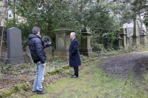 derek acorah beyond the grave 225.jpg